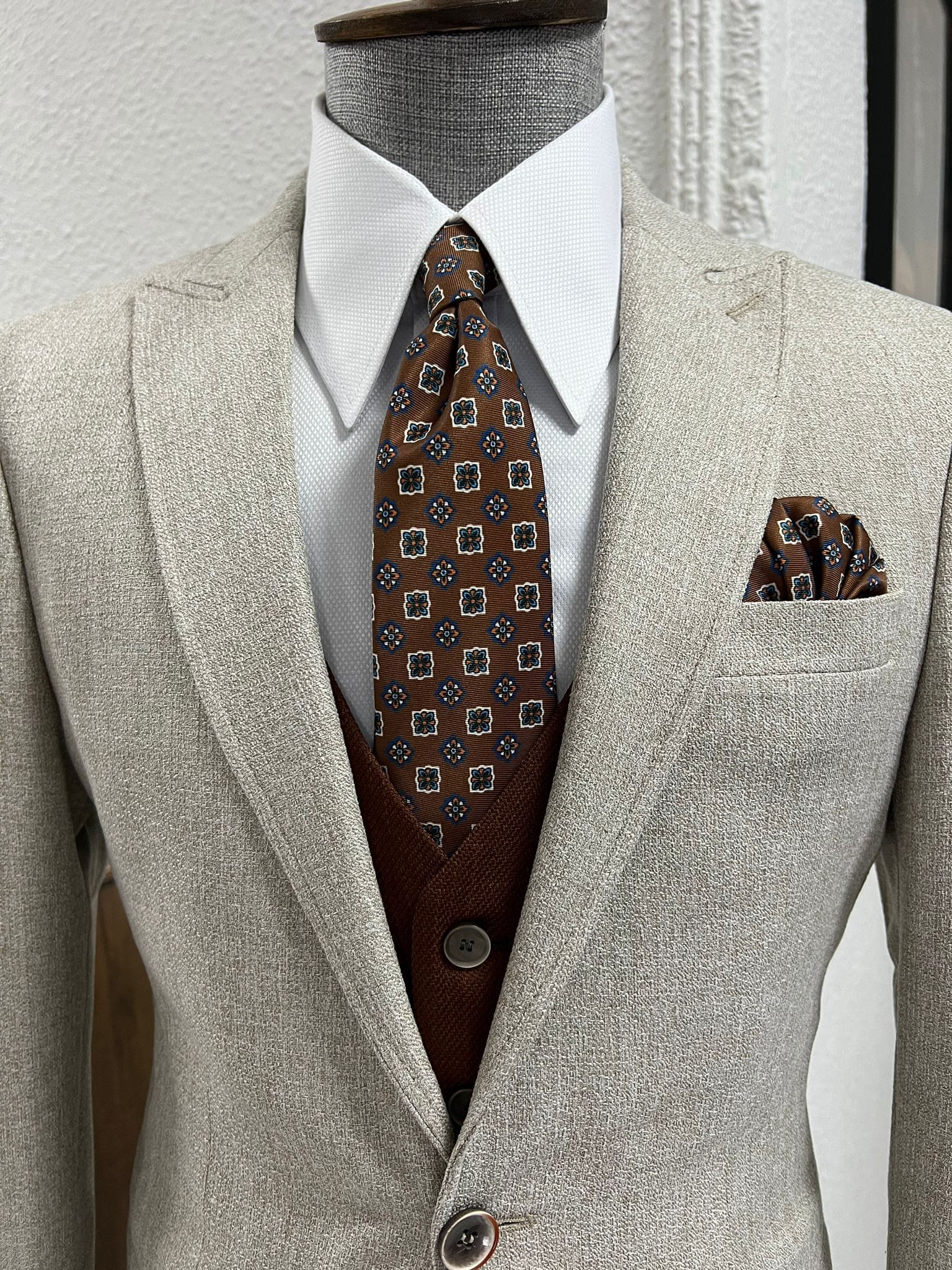 Slim-fit Pointed Collar Beige Vest Suit