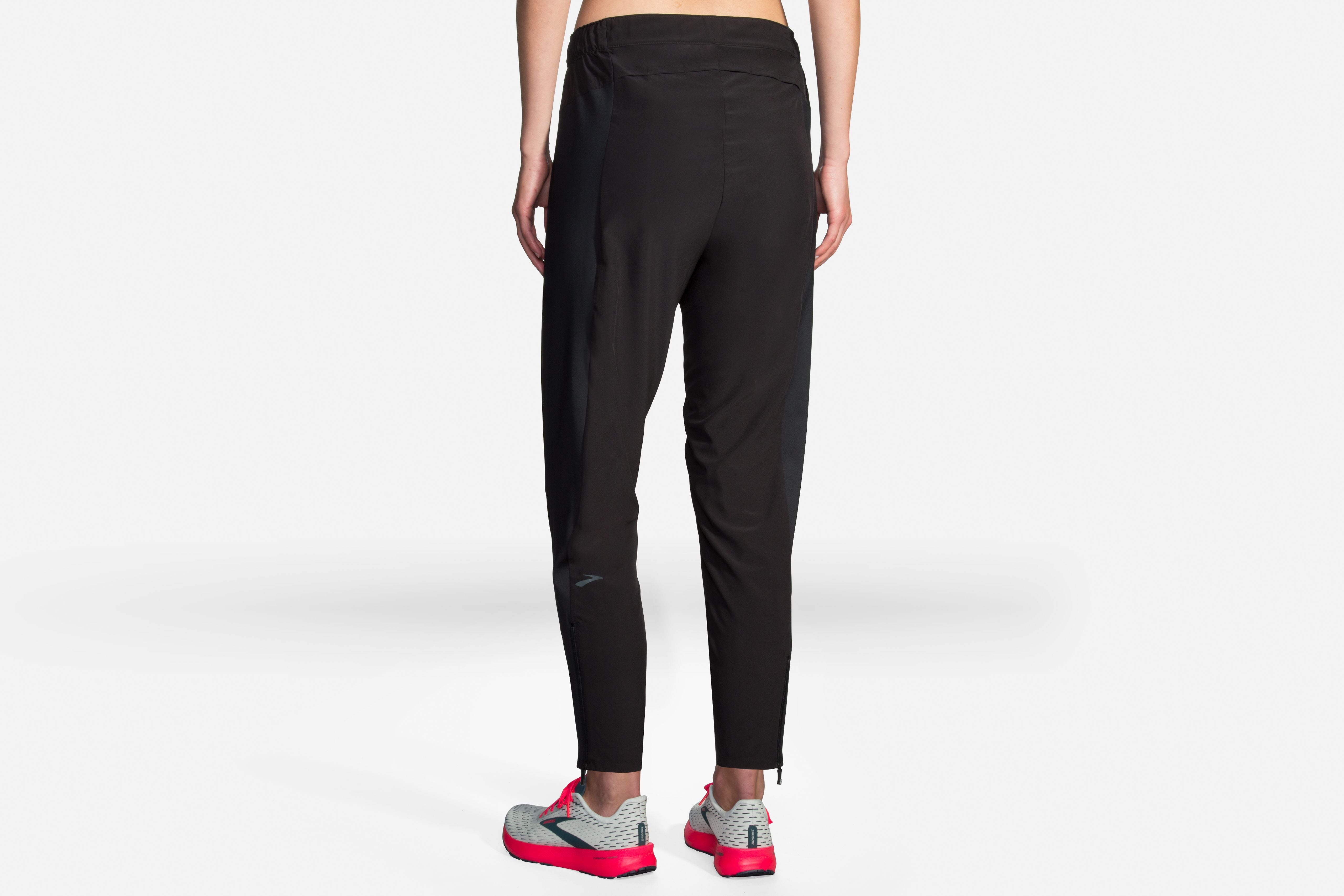 W Brooks Shakeout Pant